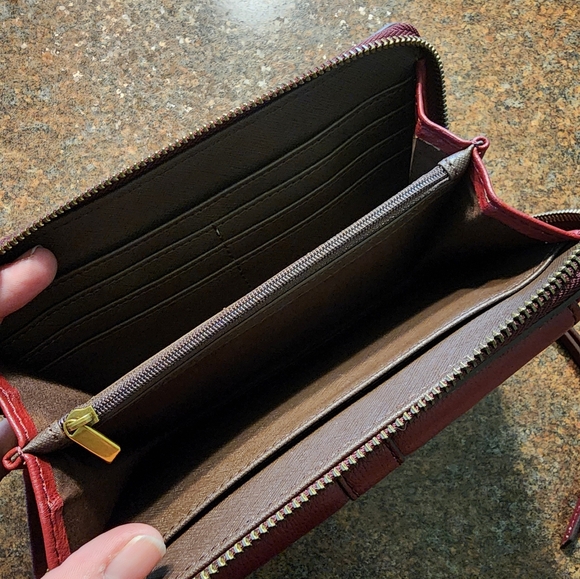 Fossil brand Burgandy Crossbody Wallet - Picture 5 of 8